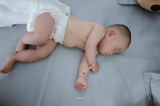 克孜勒苏柯尔克孜两个月宝宝肚子胀气
